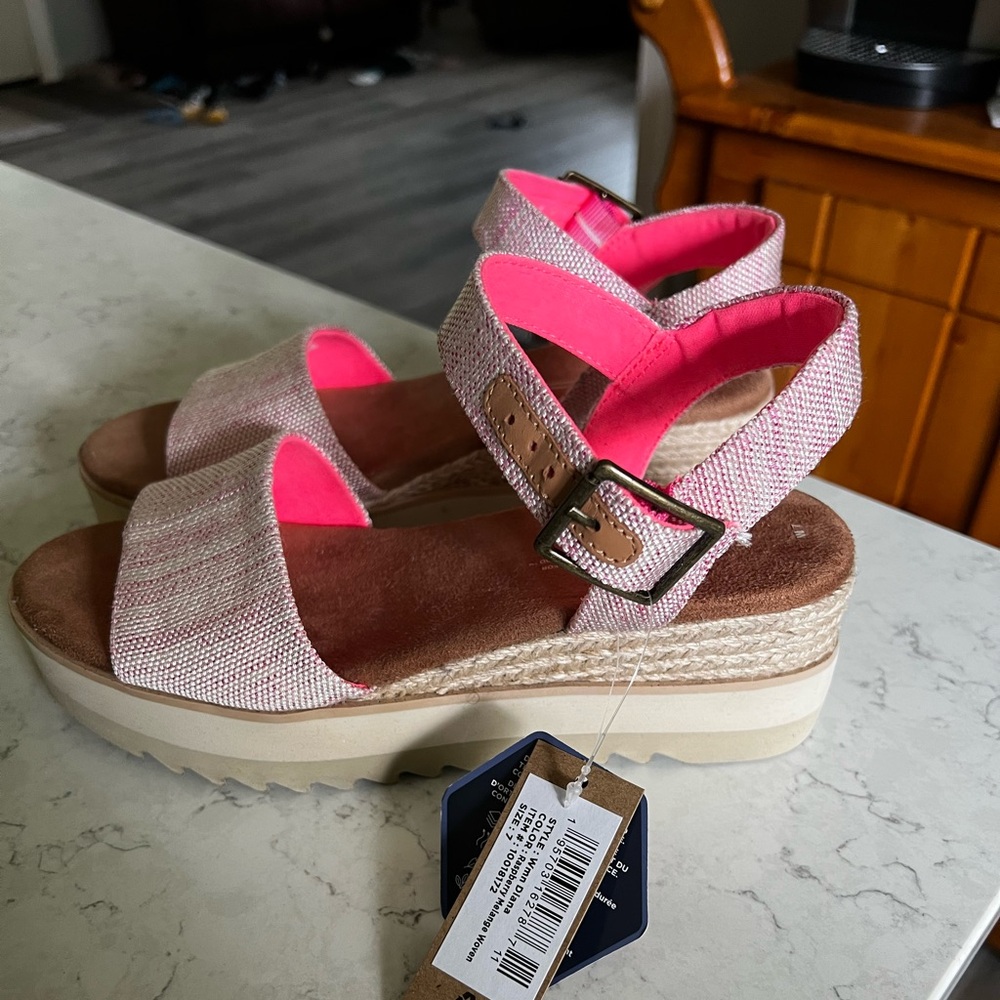 TOMS WEDGE